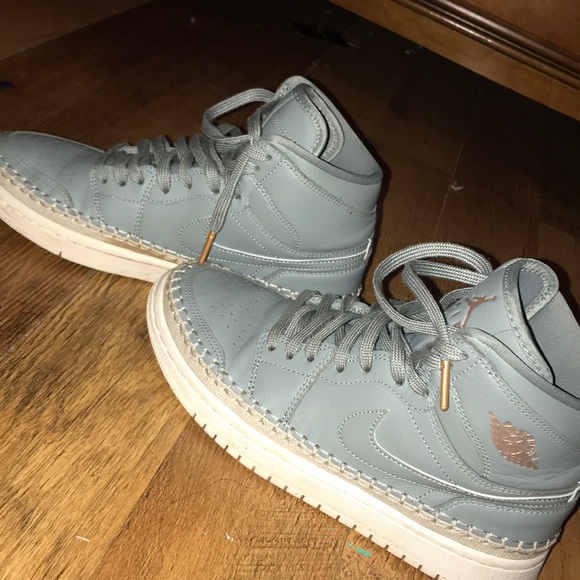 Air Jordan 1 Retro High Premium Women's Shoe - Picture 2 of 5